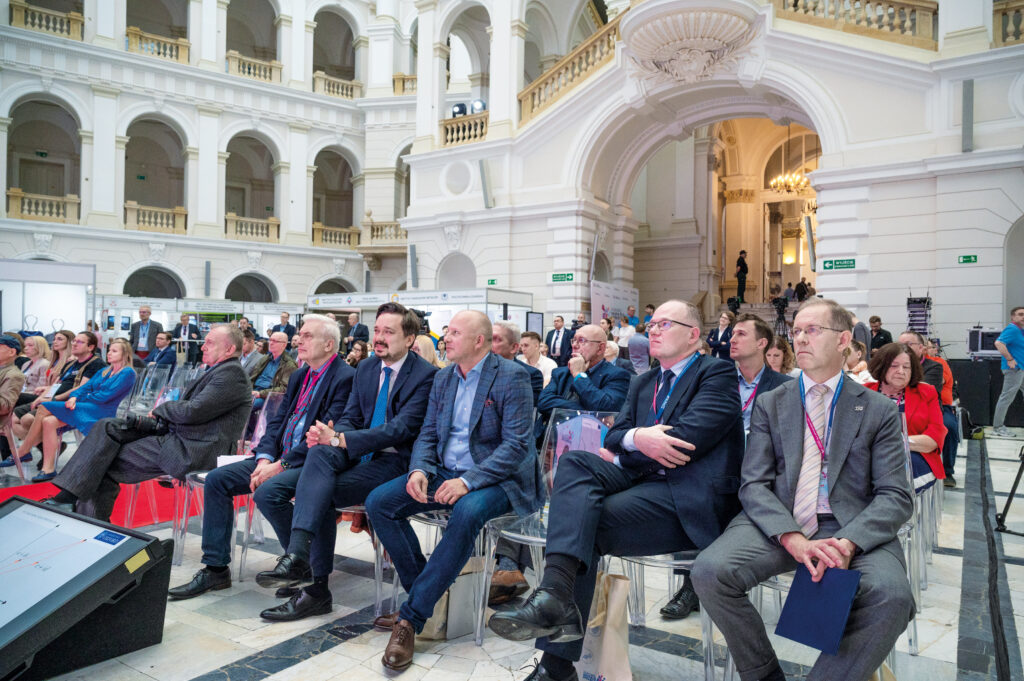 W pierwszym rzędzie m.in. prof. Marcin Pałys, przewodniczący Rady Głównej Nauki i Szkolnictwa Wyższego. Krzysztof Galos, podsekretarz stanu w Ministerstwie Klimatu i Środowiska, rzecznik praw obywatelskich Marcin Wiącek, prof. Tadeusz Burczyński