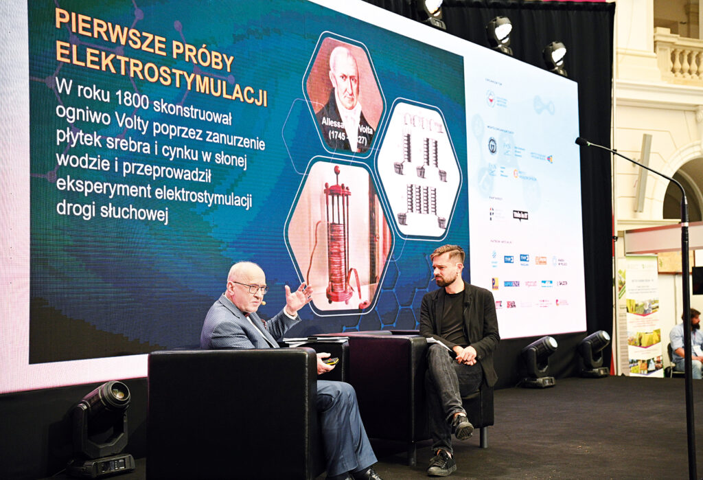 Prof. Henryk Skarżyński w rozmowie z dr. Maciejem Kaweckim – wstęp do „Debaty Pokoleń. Eksport polskiej nauki za granicę”  / Fot. Maciej Nowicki (IFPS)